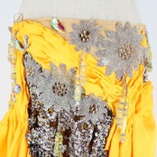 ベリーダンス オリエンタル 衣装 上下セット クイーン Queen イエロー系 トップス スカート 黄 黒 花 ラインストーン スパンコール 豪華 装飾 キラキラ ステージ イベント ダンス衣装 ブラック系