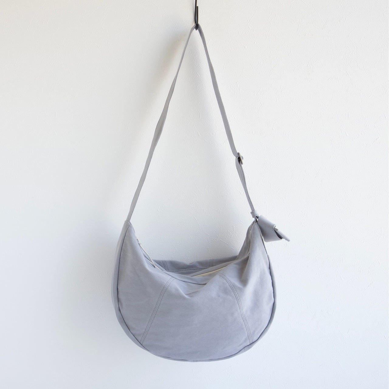 POLAINE グレー ハーフムーン型 ハンドバッグ POLAINE グレー ハーフムーン型 ハンドバッグ