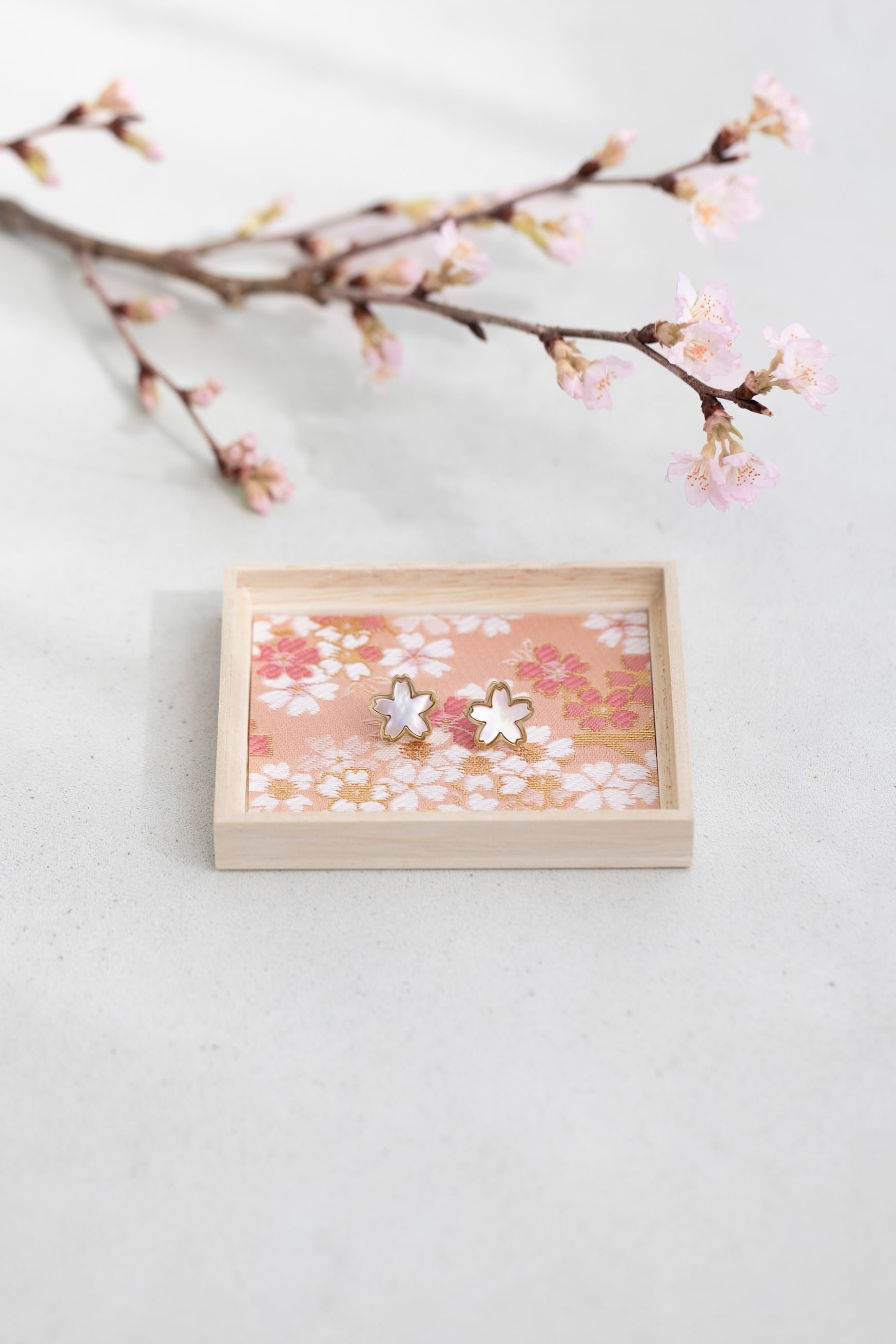 sakuradoki - 麗 - 桜ピンクシェルピアス | Tomorrow Fabric