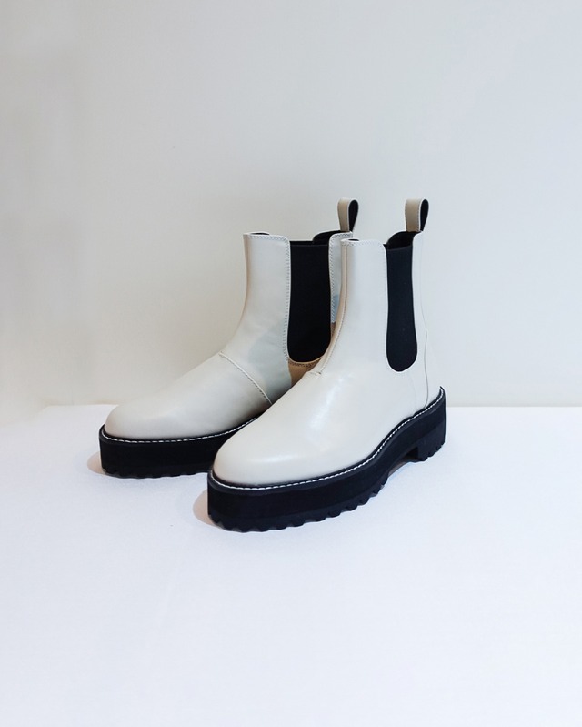 Leather Vibram Sole Chelsea Boots  / White 25-26