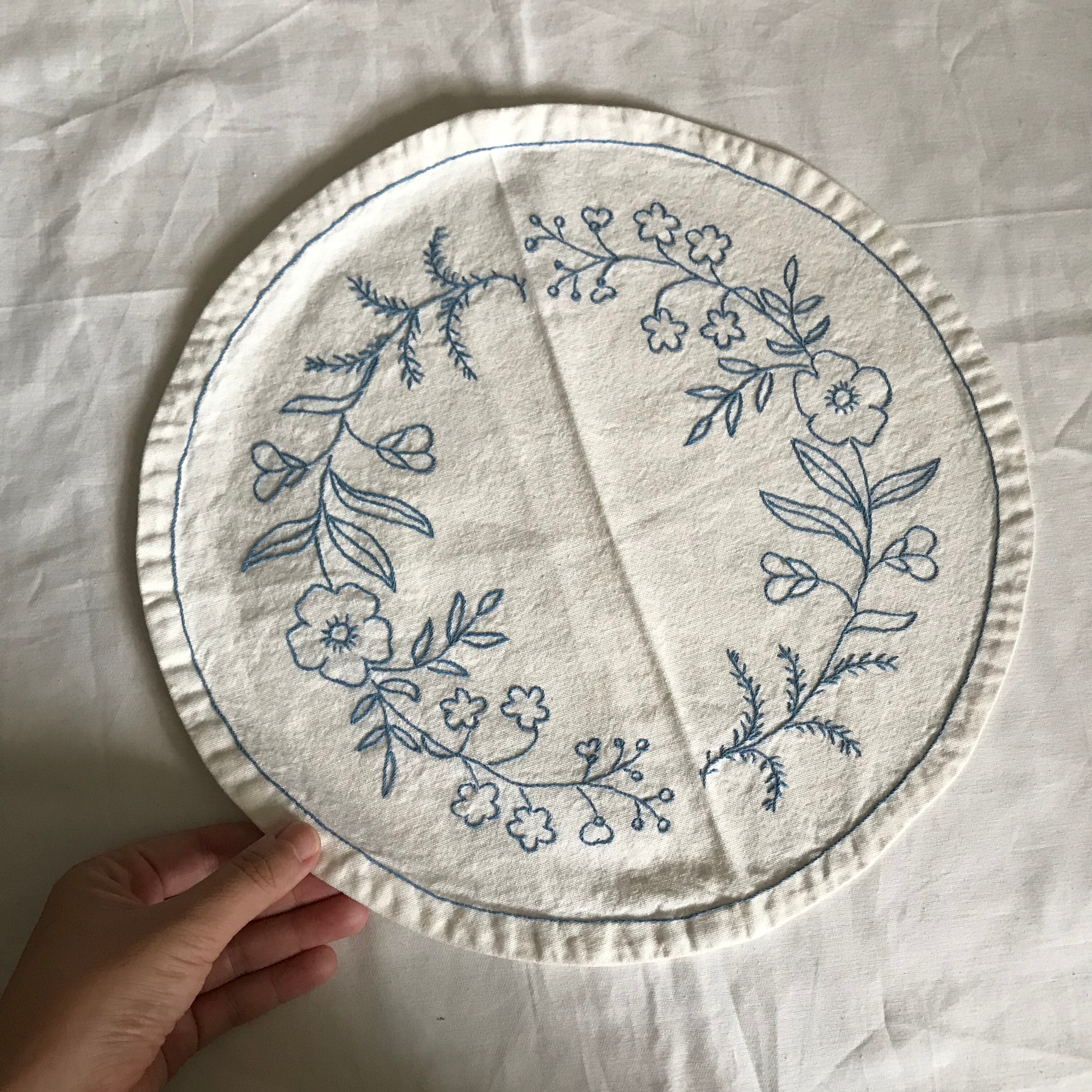 丸い刺繍の布
