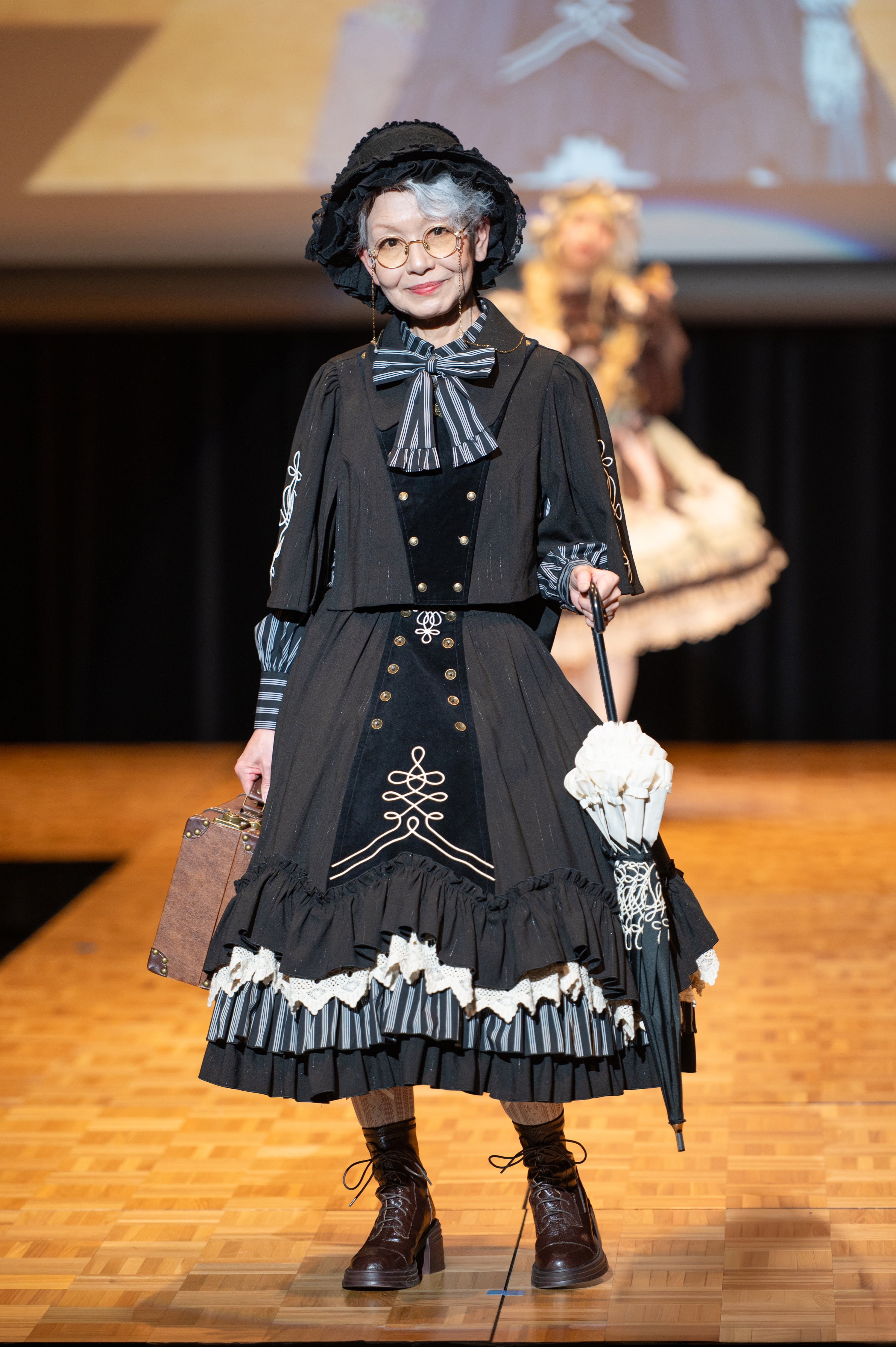 Fashion Show】御伽噺と語りの手 ダブルボタンショートケープ