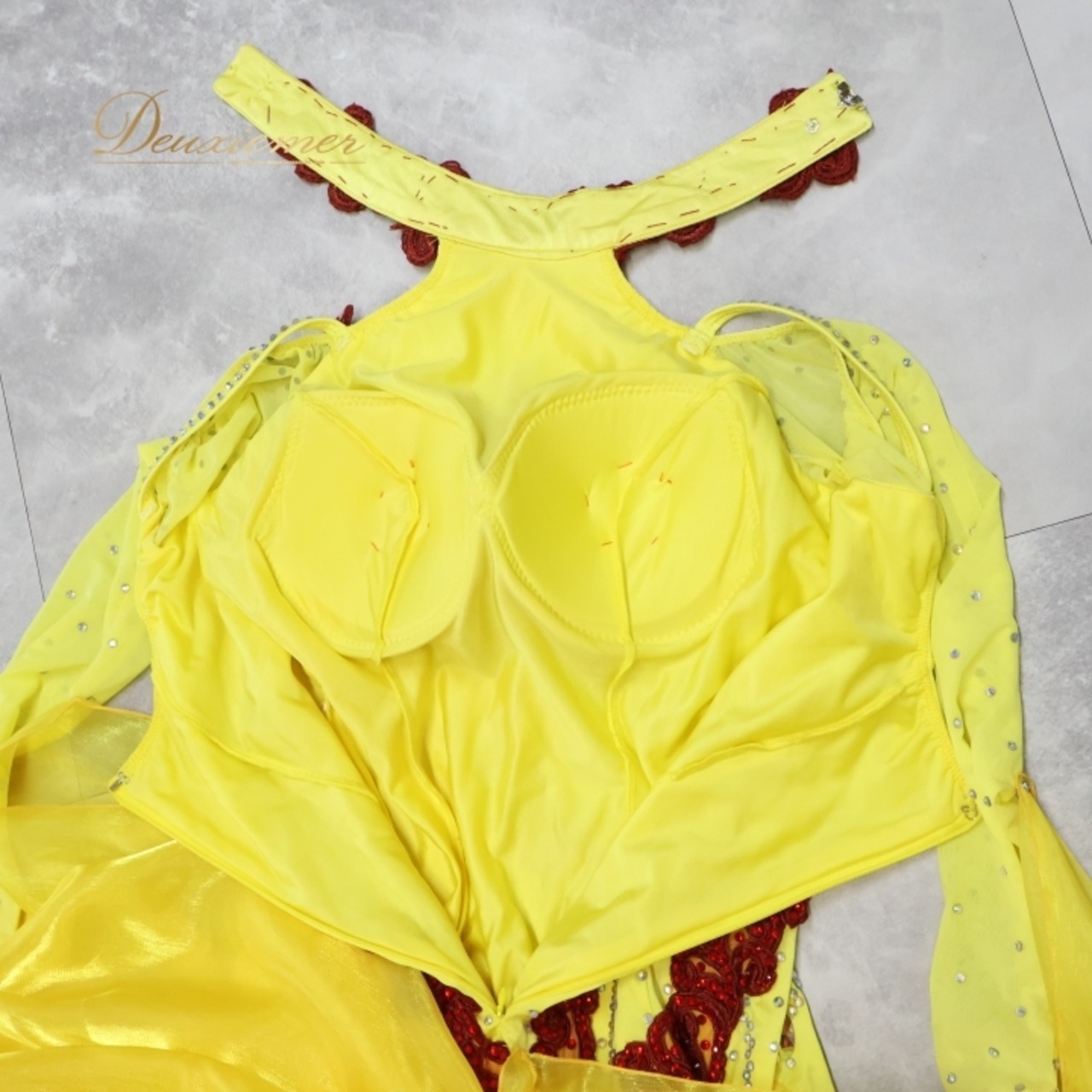 社交ダンス 衣装 スタンダードドレス ワンピース ドレス 黄色 フリル レース デモ 競技 ダンス パーティ 発表会 フロート 豪華 華やか 赤 ワインレッド イエロー系 レッド系 鮮やか フロート付き エレガント 舞台衣装 ダンス発表会 コンペティション