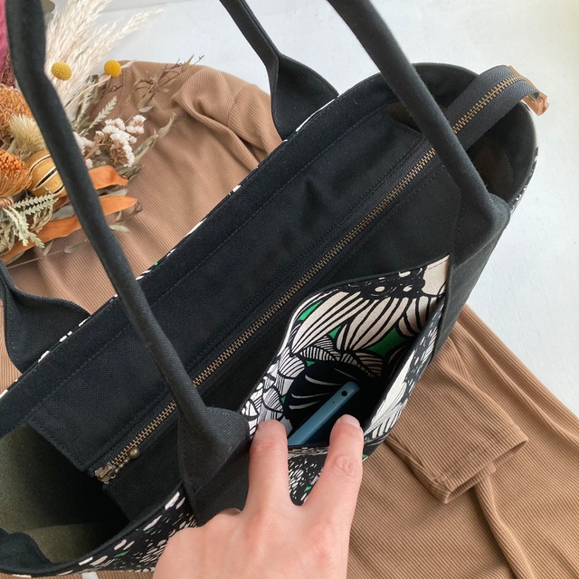 ▶︎NEW◀︎トートバッグMサイズ（高さを５㎝プラス）・ファスナー開閉＋前面スマホポケット（グリーンフラワー）