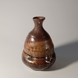 備前胡麻徳利　Bizen sake vessel