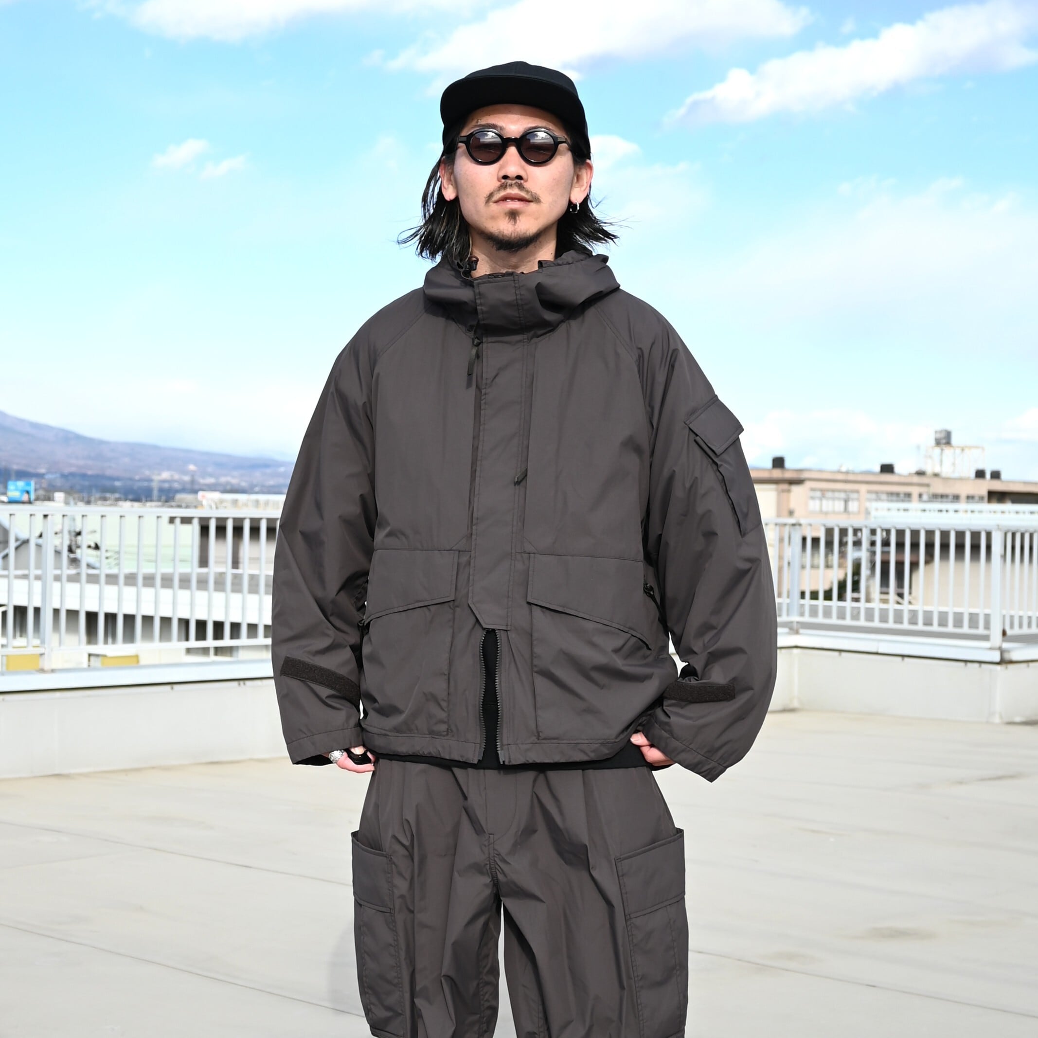 フード付きダークグレーセットアップd.i.a. product twelve、Rain Jacket、 Utility Pantsセットアップ