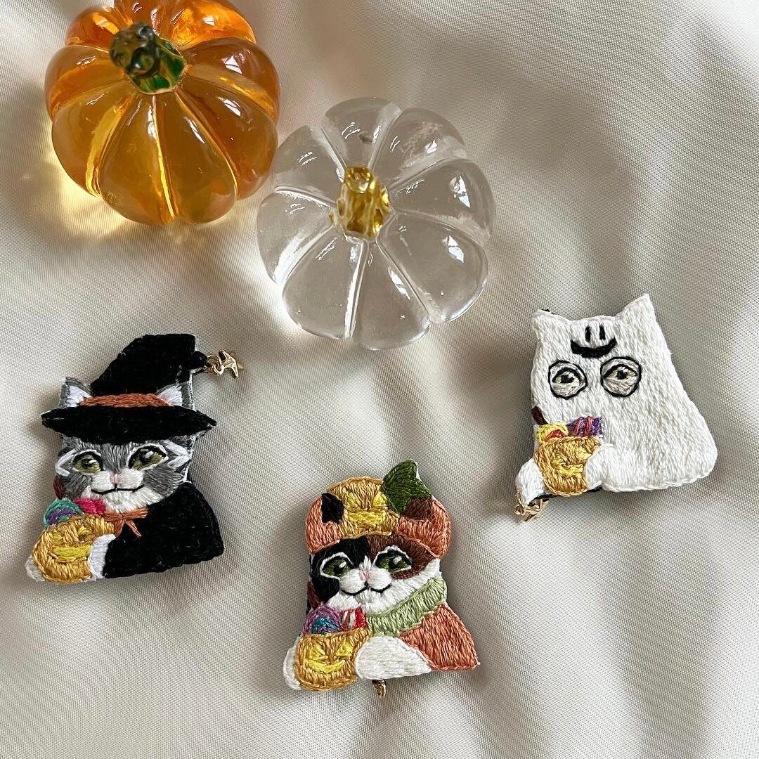 ハロウィン】パンプキンの仮装をした三毛猫ちゃん手刺繍ブローチ | PAY ID