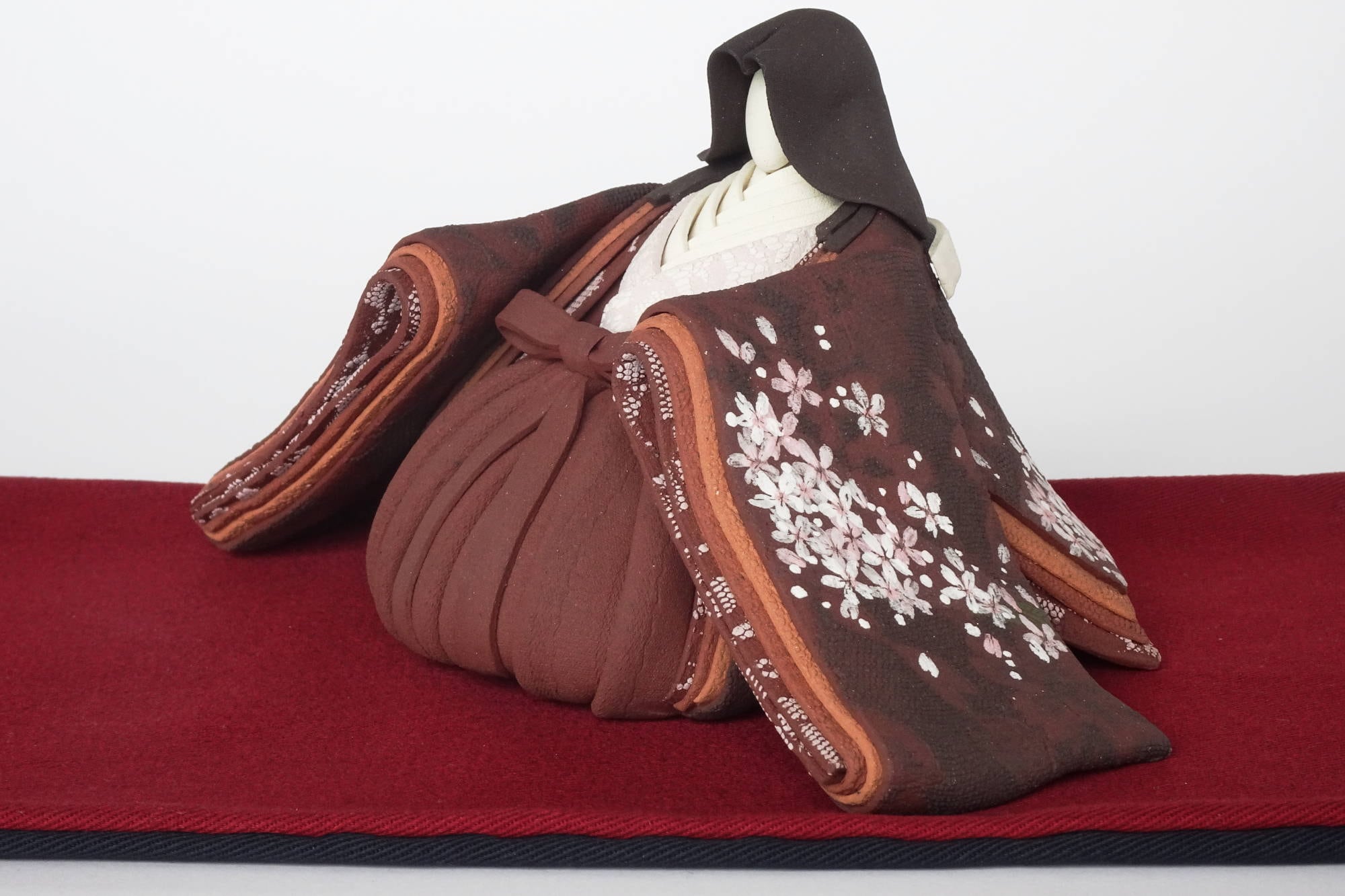 広島　雛人形　澤りか　陶雛　男雛エンジ　女雛エンジ　お雛様　置物　雛飾り ひな人形(大) 陶雛 澤りか作 (女雛 エンジ、男雛 エンジ) お雛様(敷布