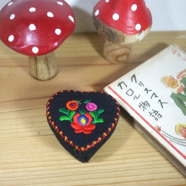 マチョー刺繍の小箱　ソーイングボックス　ハンガリー