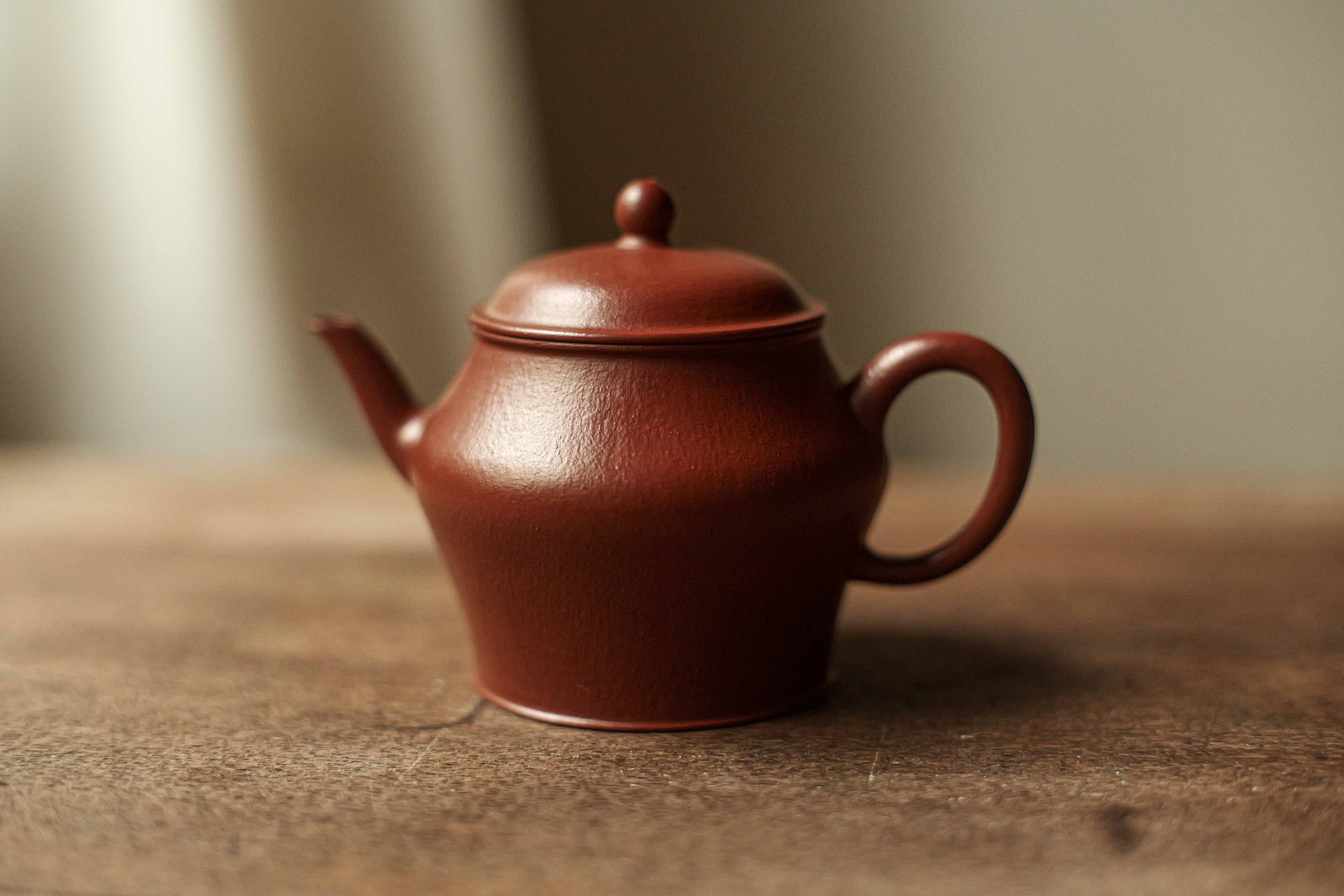 宜興紫砂壺「甕形」（満水約105cc・全手工）・老朱泥（奉燕綺