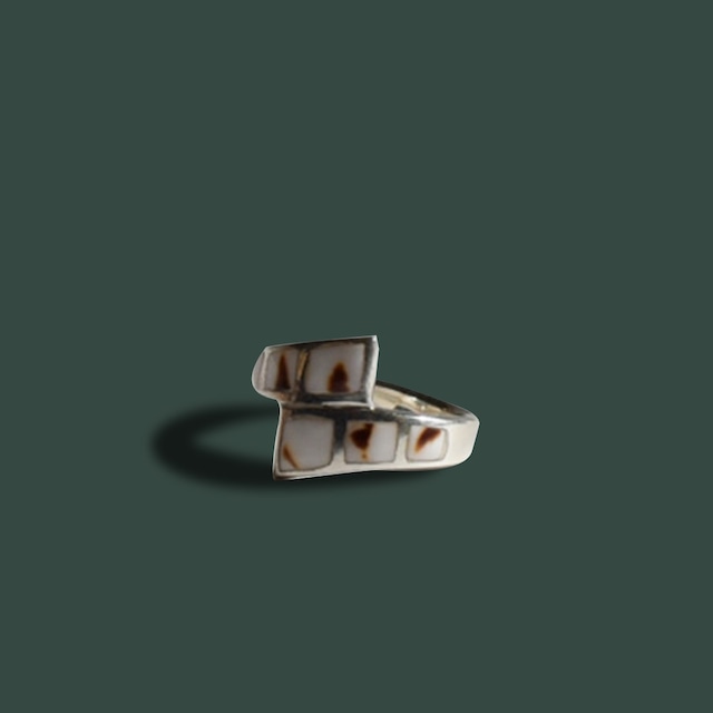 Shell curve ring