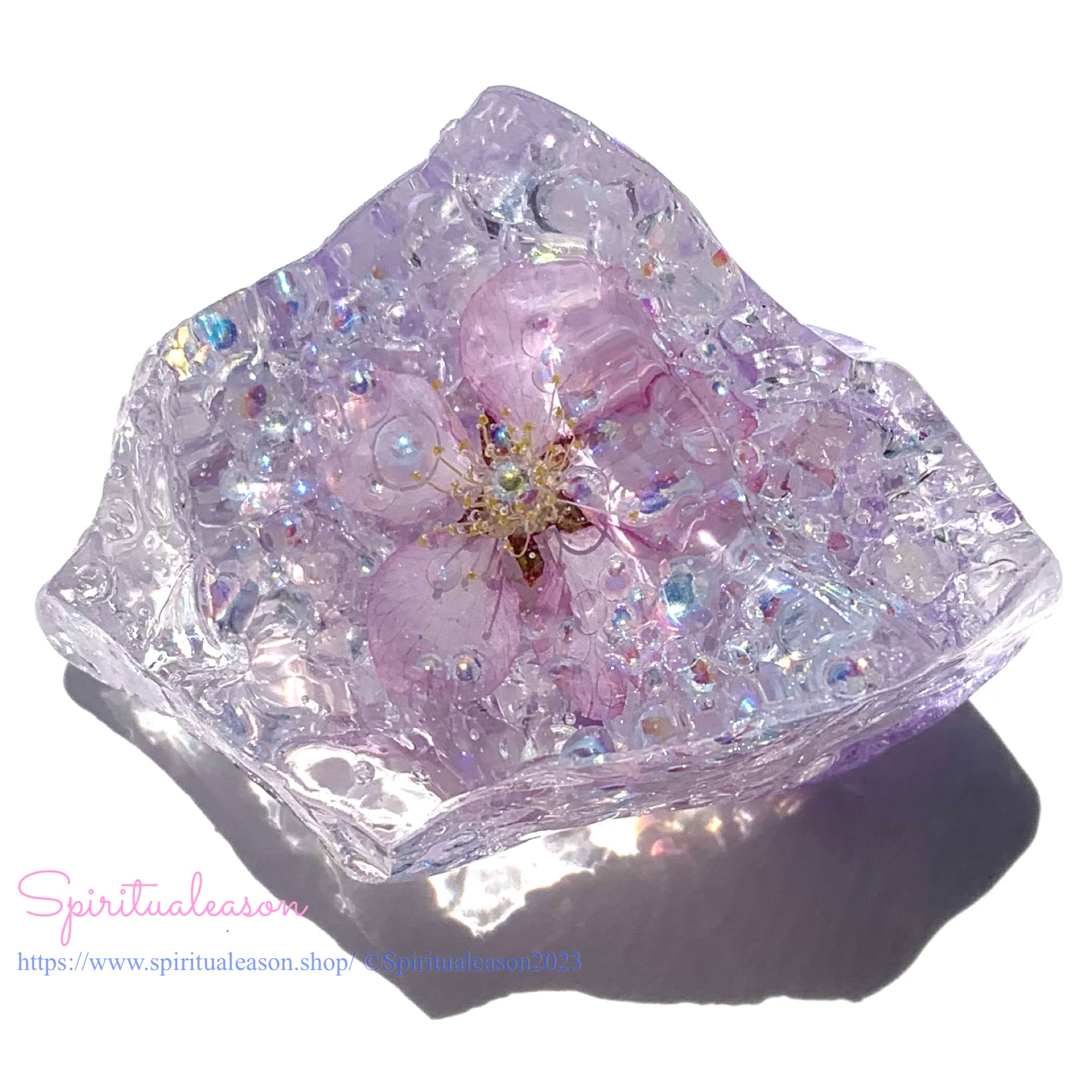 石っぽく、光を当てたらきれいなもの