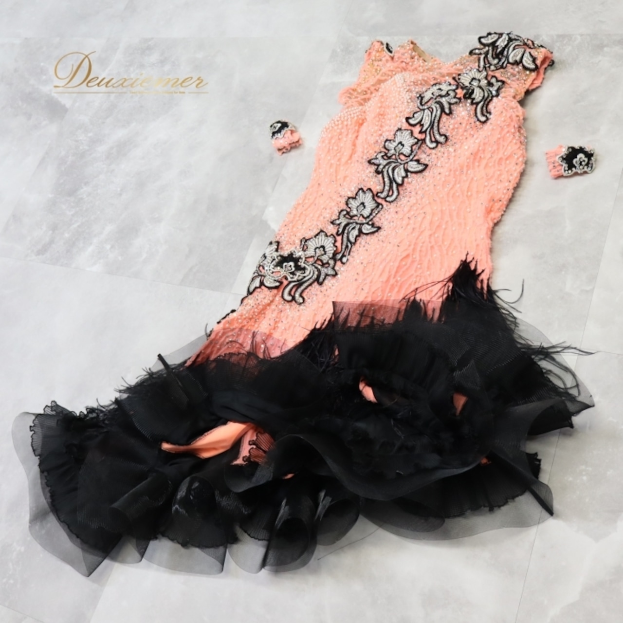 社交ダンス 衣装 ラテン ドレス ワンピース フリル 黒 サーモン デモ 競技 パーティ 発表会 ピンク系 ブラック系 可愛い スカート フリルレース おしゃれ デザイン 女性用 舞台衣装 ダンスウェア 競技用衣装 フォーマル パーティードレス 大人用 豪華 お洒落
