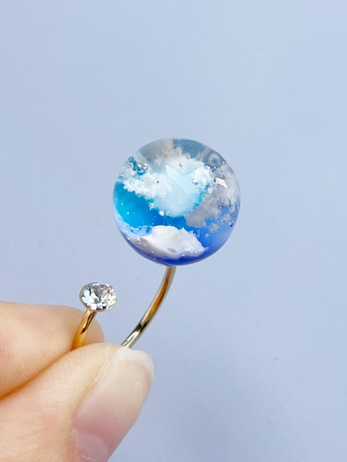 小さな青空とガラスストーンのフォークリング　雲レジン　【高品質16kgp 】