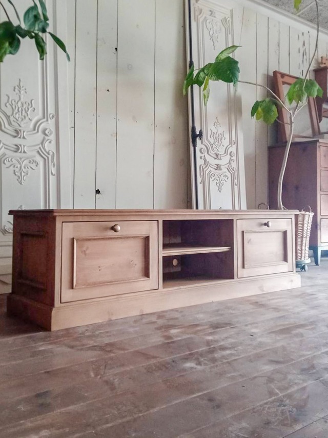 フランスアンティーク調テレビボード　（オールドパイン・オーダーメイド家具）W1400　輸入住宅向けローボード