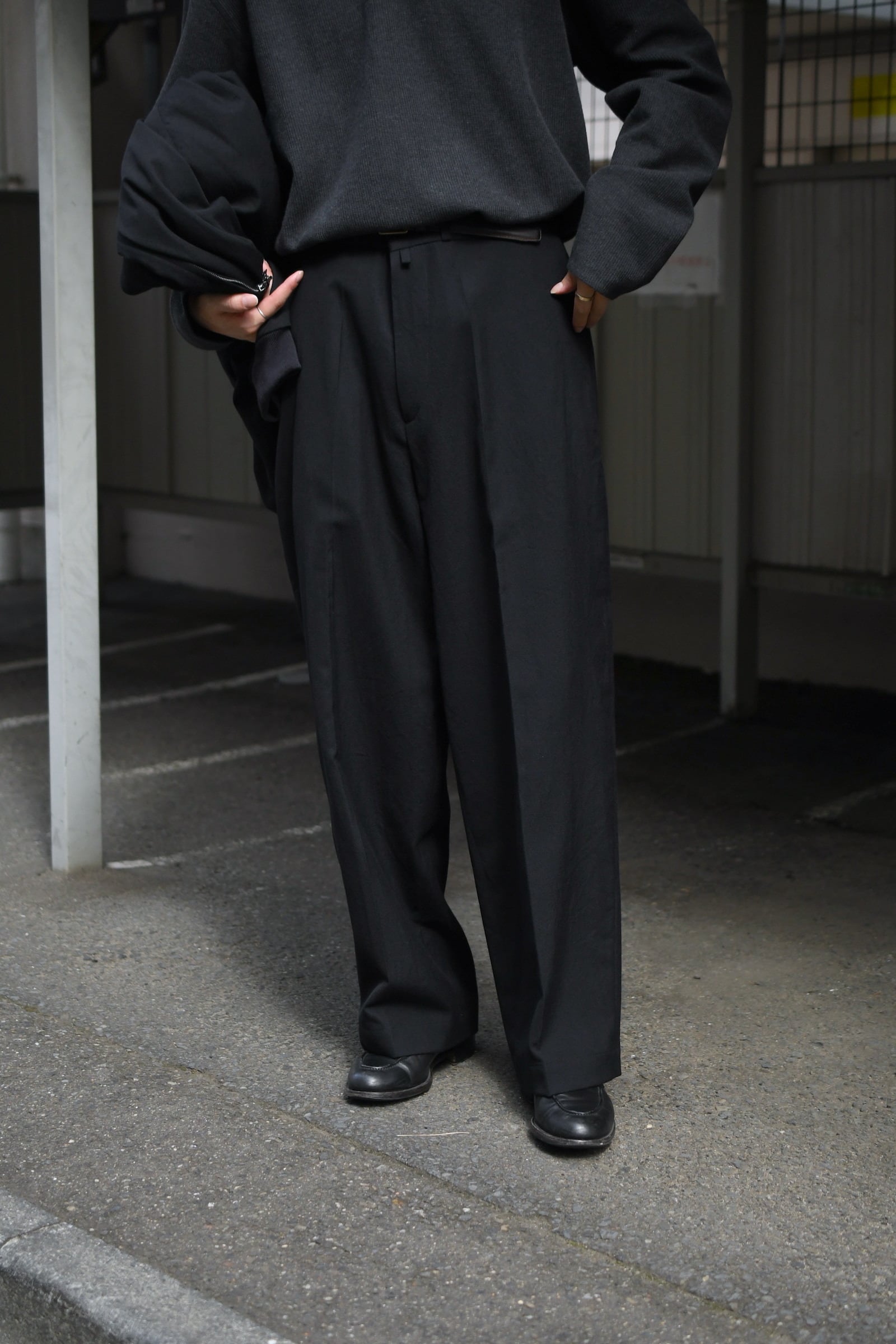 blurhms / Wool Gabardine Trousers (BlackNavy) | nariwai