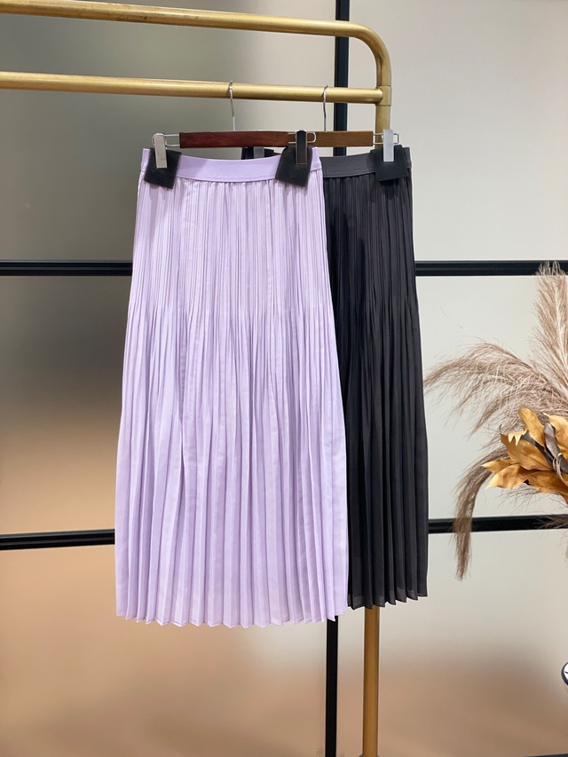 動くたびに軽やかな表情を演出してくれる麻混シアープリーツスカート