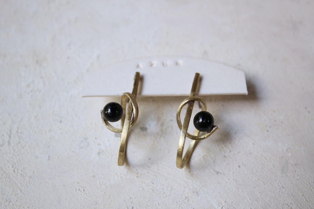 真鍮とオニキスのくるくるピアス