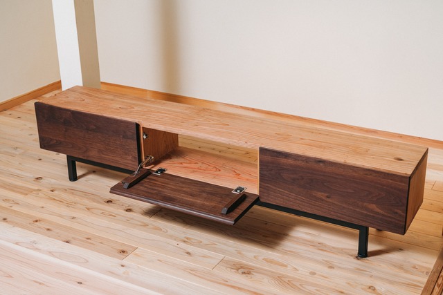 無垢材×スチール脚 テレビボード｜収納付き［幅180cm］