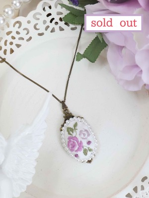 押し花刺繍ネックレス【ライラックカラー】