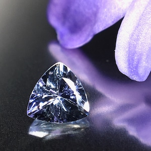 繊細な”すみれ色”の宝石 0.5ct 天然 非加熱 タンザナイト