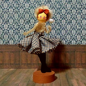 モールのポーズドールの制作キット　A　千鳥格子のスカート(ベージュ)  / Chenille doll kit A