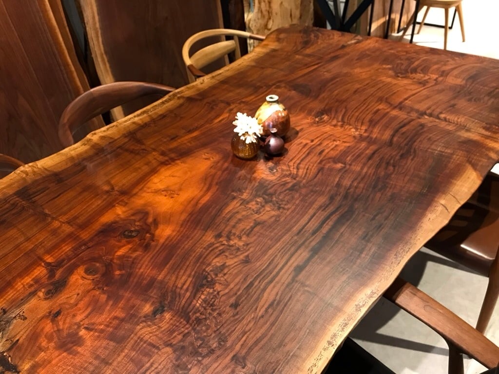 ブラックウォールナット　一枚板　ダイニング　テーブル　クラロウォールナット　人気 クラロウォールナット一枚板ダイニングテーブル 納品事例 | da BOSCO