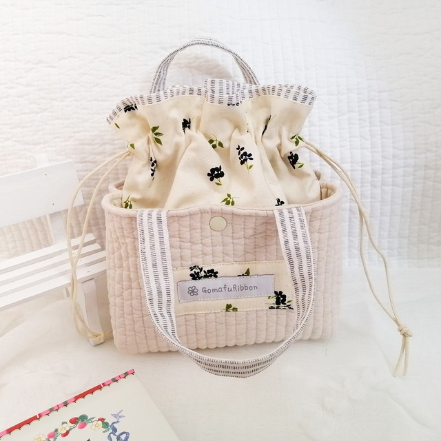 ヌビキルトのあおりポケット付き巾着ポーチ　紺色の小花　グレーストライプ　デザインタグ