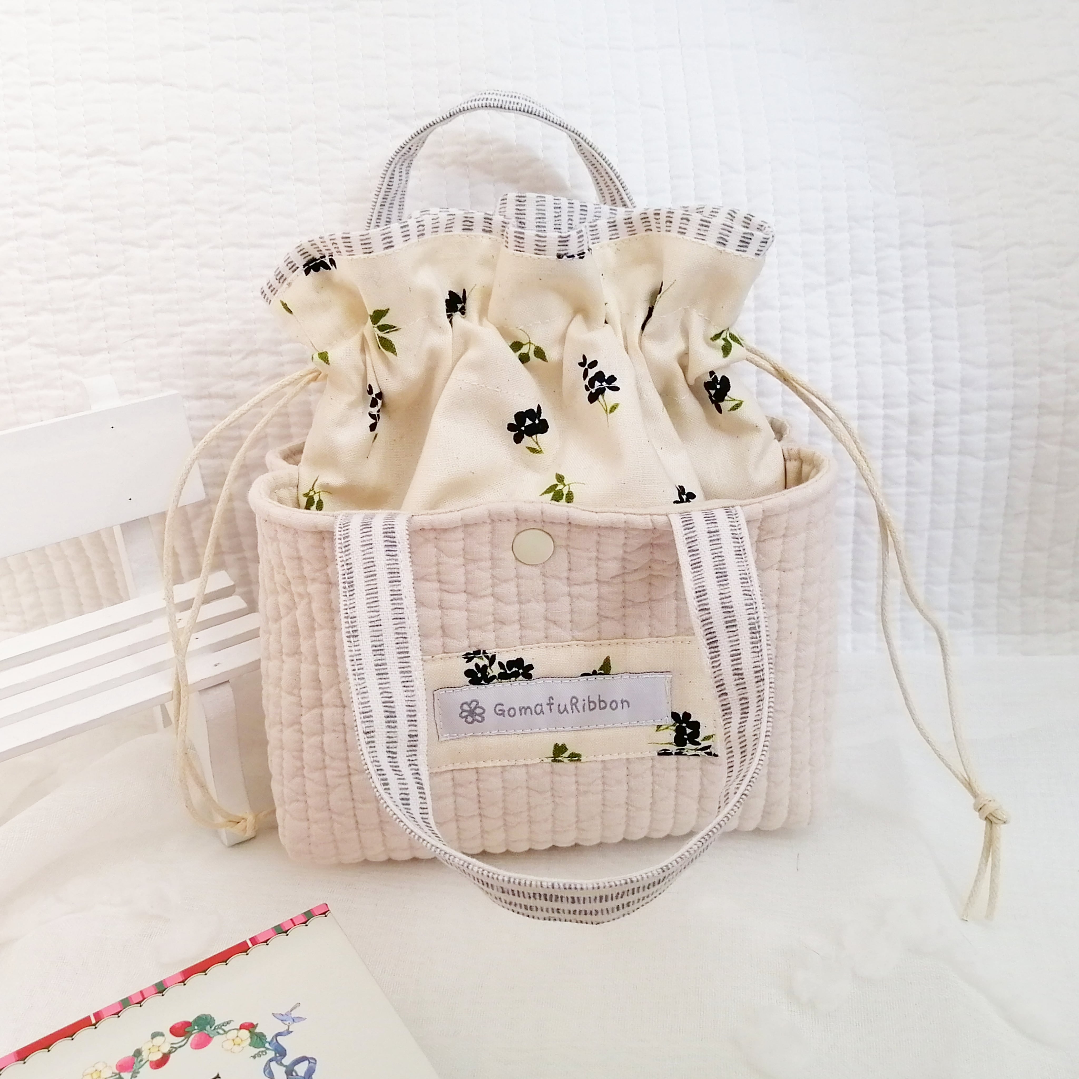 ヌビキルトのあおりポケット付き巾着ポーチ 紺色の小花 グレーストライプ デザインタグ