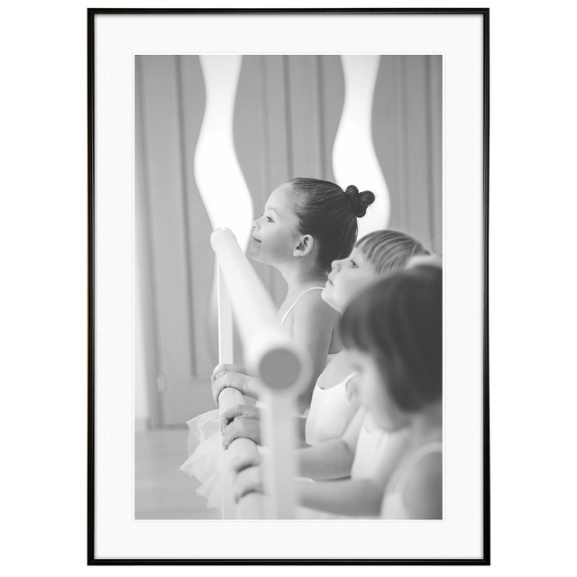 人物写真 バレエの練習をする少女たち インテリアモノクロアートポスター額装 AS2488