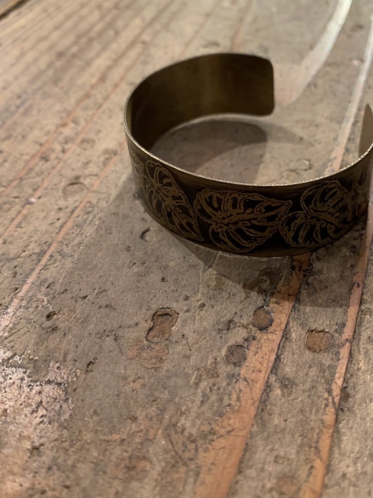 1970's Botanical Motif Engraving Design Bangle