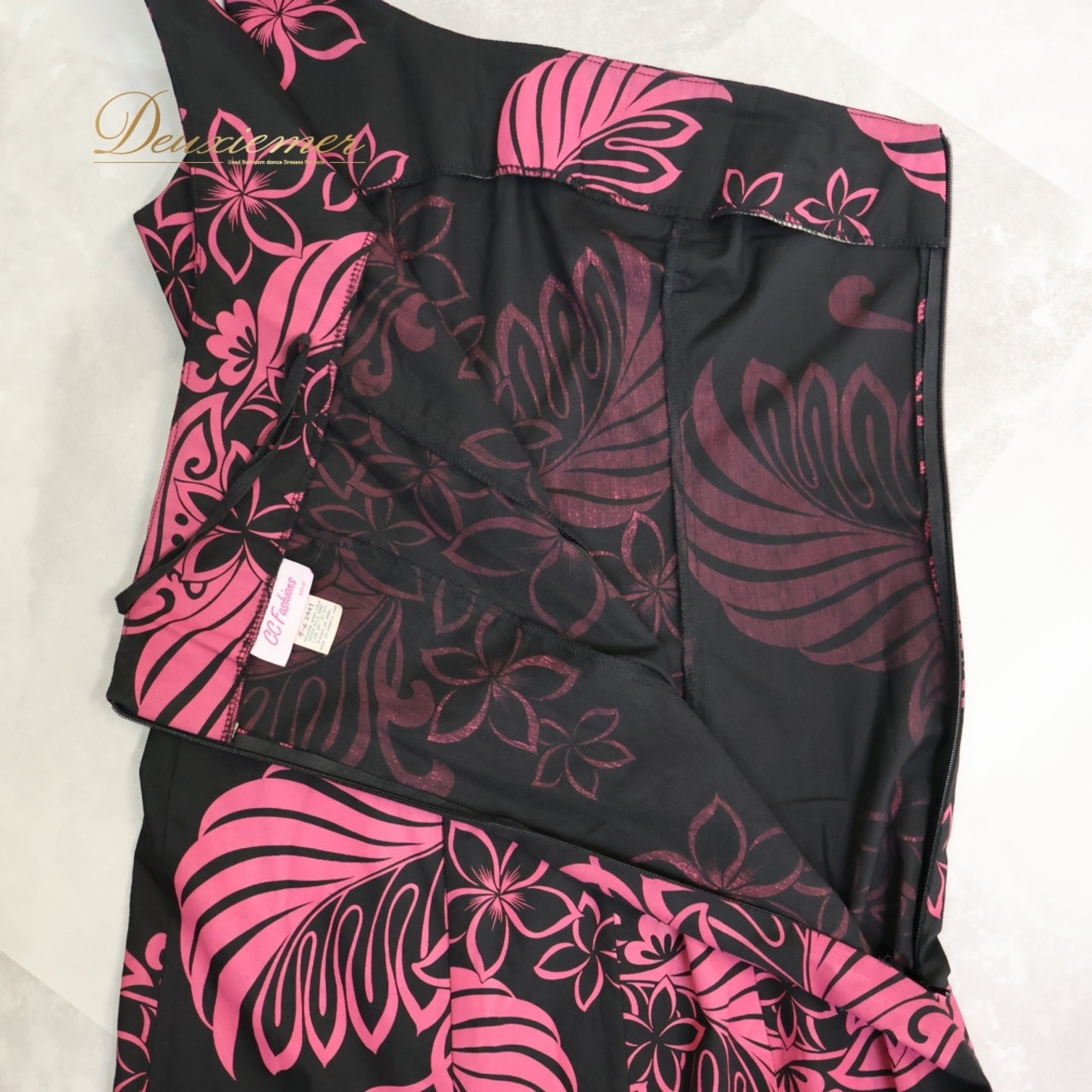 【ハワイ製 フラダンス衣装】ブラック CC Fashions ワンピース ドレス 黒 ピンク 花柄 ワンショルダー フリル 鮮やか 可愛い