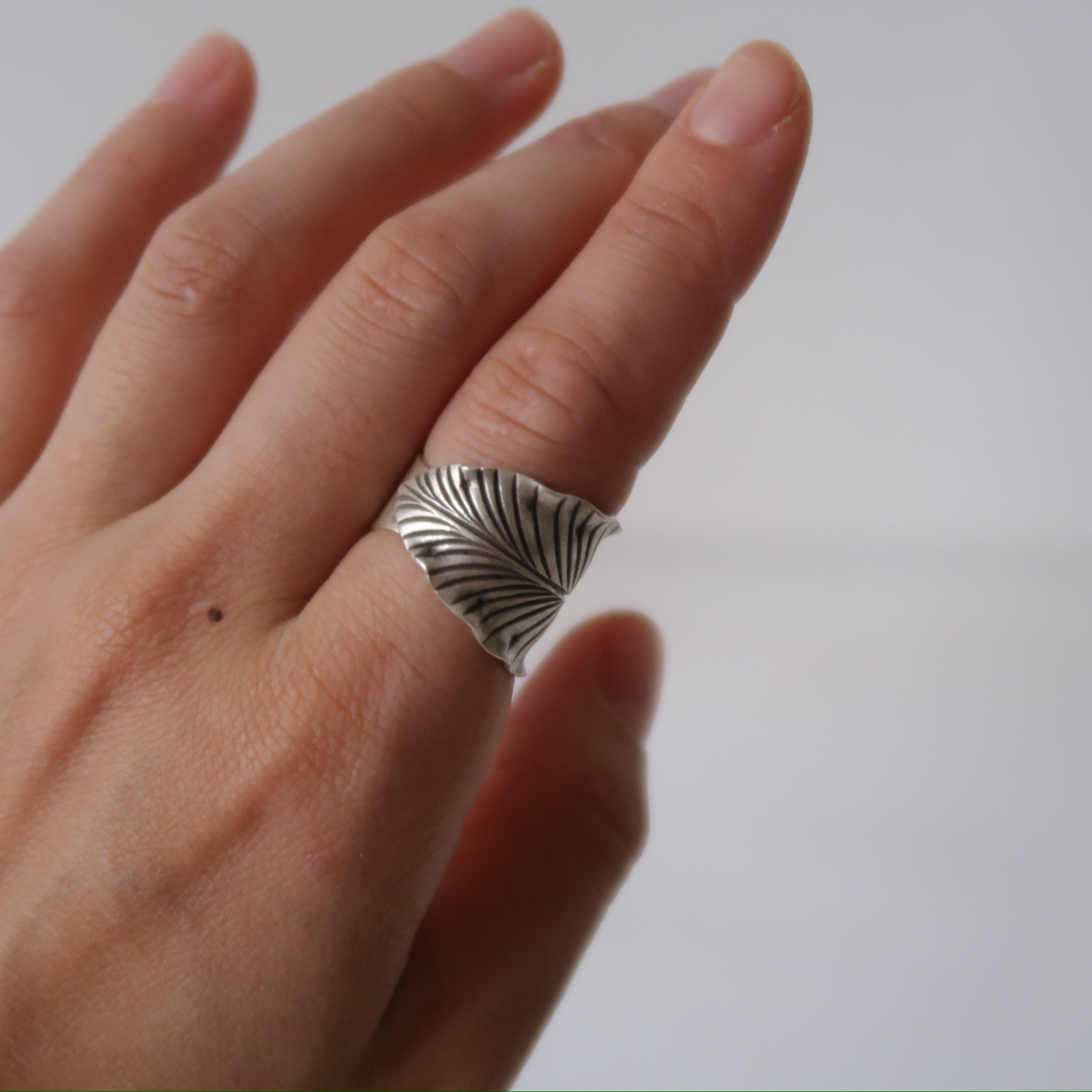 カレンシルバー】リーフモチーフリング | SUISUI