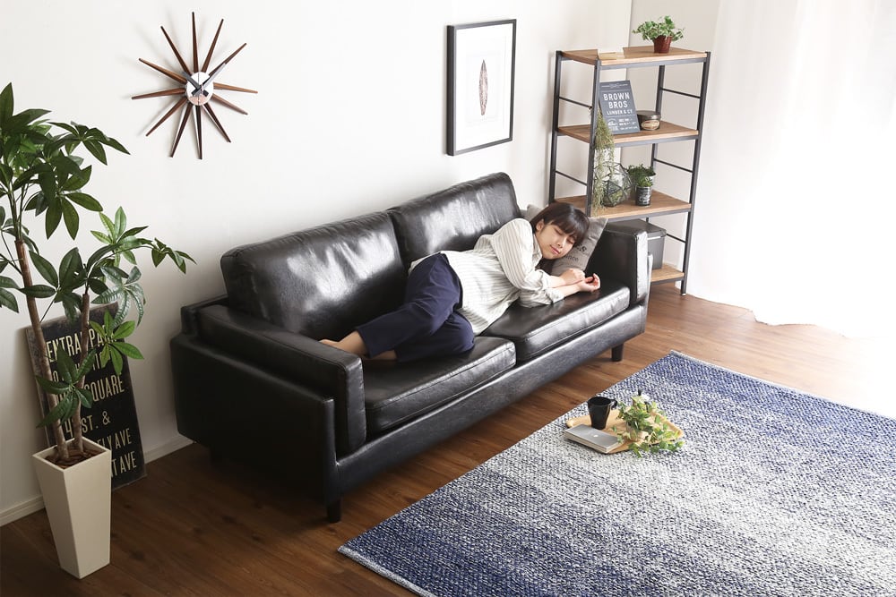 家の主役はコレ!!存在感を発揮する3人掛けレザー調ソファ | TKSKSHOP