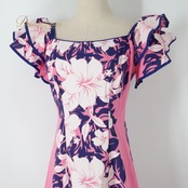 フラダンス 衣装 ワンピース ドレス ピンク系 CC Fashions ハワイ製 ハイビスカス柄 モンステラ柄 プルメリア柄 ハワイアンプリント アロハ フラ ダンス レッスン 練習 フリル袖 かわいい おしゃれ 上品 華やか 鮮やか パープル系 ホワイト系 ピンク 紫 白 女性用 カラフル 楽しい フェスティバル パーティー プリント柄 豪華 エレガント 可愛い系