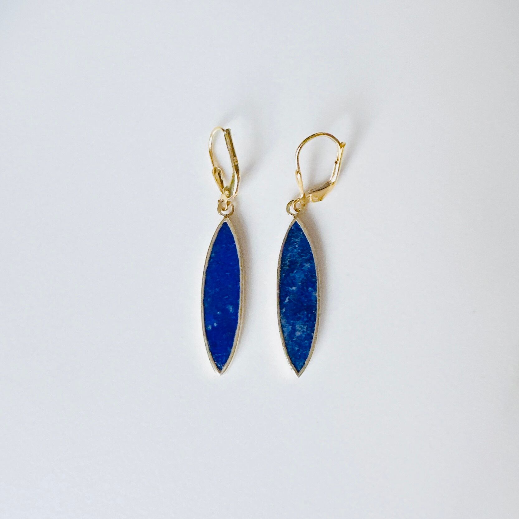 アクアカルセドニーとラブラドライトのイヤリング by Joli Jewelry