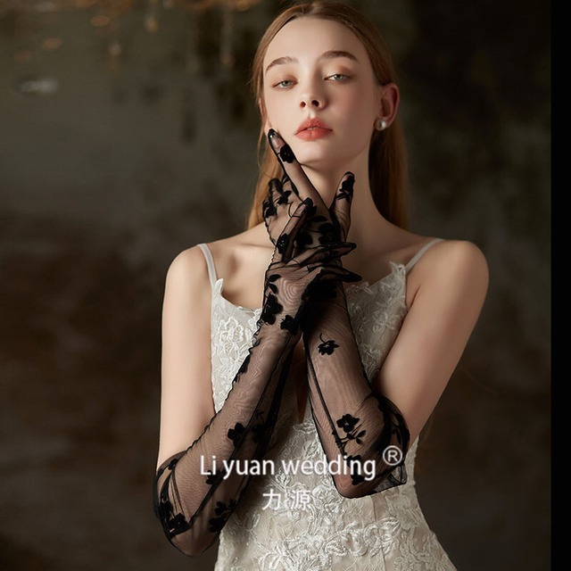 【ウェディンググローブ】 ウェディングドレス グローブ レース ブラック 黒 ミドル 結婚式 小物 ウェディング 結婚式 挙式 フォトウェディング 20代 30代 40代 シンプル 前撮り 後撮り 少人数ウェディング ナチュラル ウェディング レストランウェディング ガーデンウェディング リゾートウェディング カジュアルウェディング  ソロウェディング