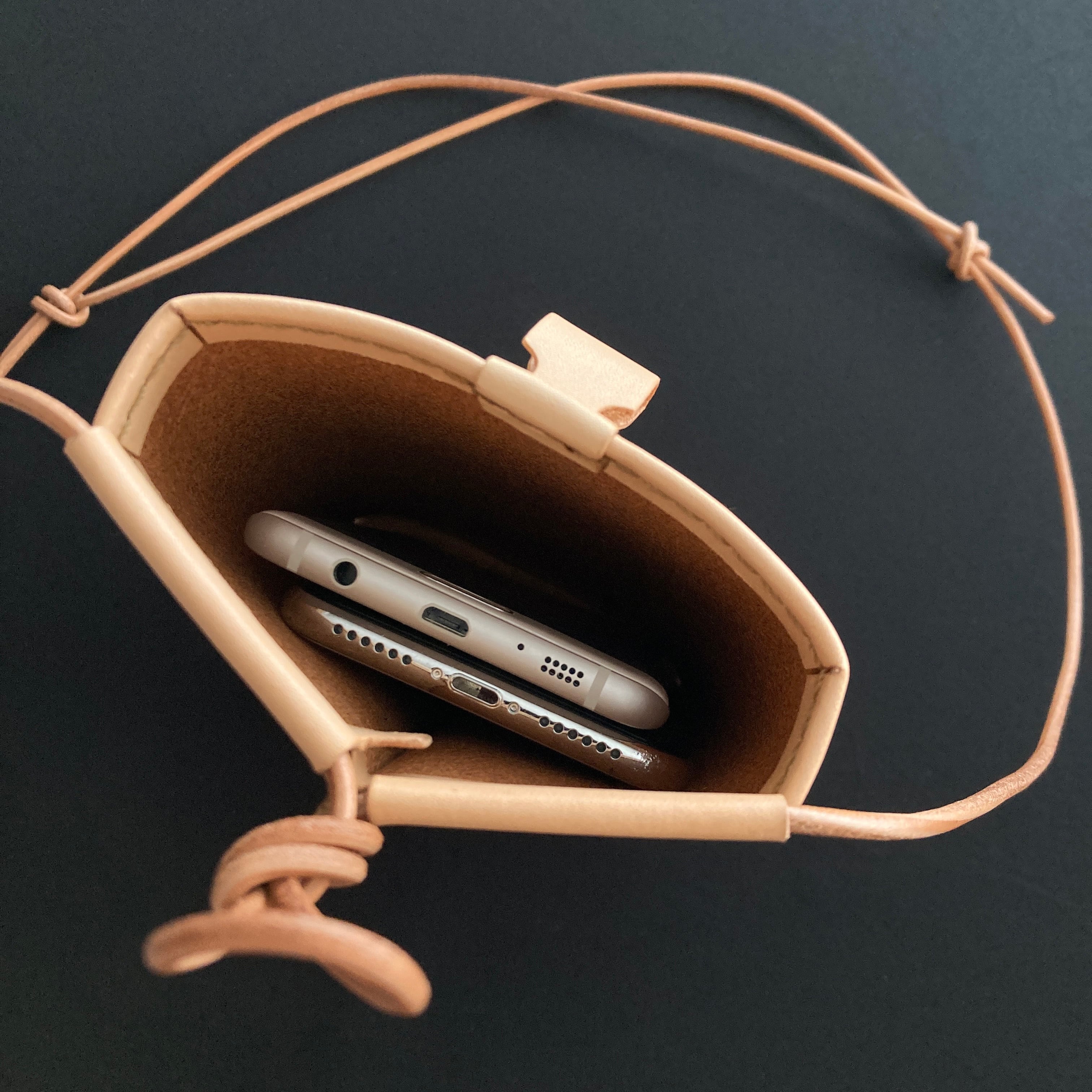 ヌメ革丨スマホショルダーバッグ【tottu/とっつ】手縫い 手作り | そぞ