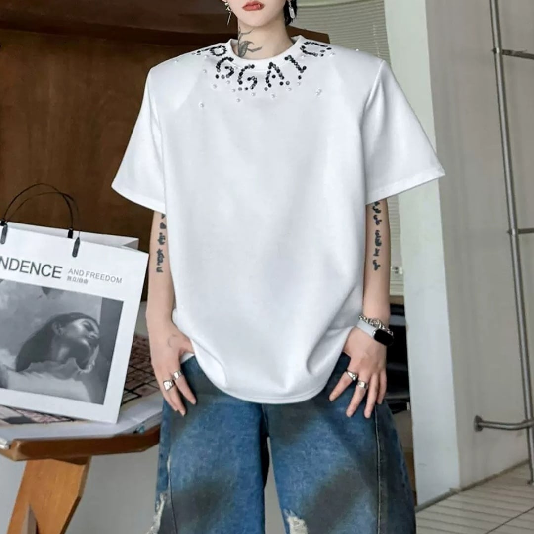 ネックビジューロゴ ルーズシルエットTシャツ 2カラー D12373
