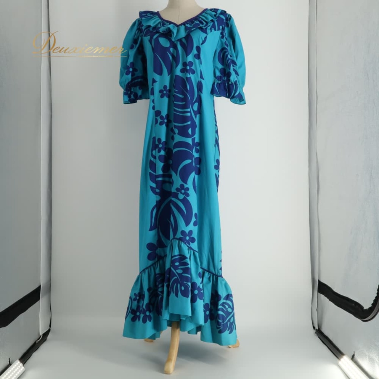 フラダンス 衣装 MUU MUU FACTORY ムームーファクトリー ワンピース ブルー系 モンステラ柄 花柄 植物柄 ハワイアンプリント ハワイアン アロハ フラ ダンス レッスン 練習 フリル 青 紺 ネイビー系 ハワイアンダンス 華やか 鮮やか かわいい おしゃれ 上品 さわやか ハワイ製