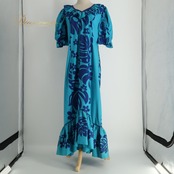 フラダンス 衣装 MUU MUU FACTORY ムームーファクトリー ワンピース ブルー系 モンステラ柄 花柄 植物柄 ハワイアンプリント ハワイアン アロハ フラ ダンス レッスン 練習 フリル 青 紺 ネイビー系 ハワイアンダンス 華やか 鮮やか かわいい おしゃれ 上品 さわやか ハワイ製