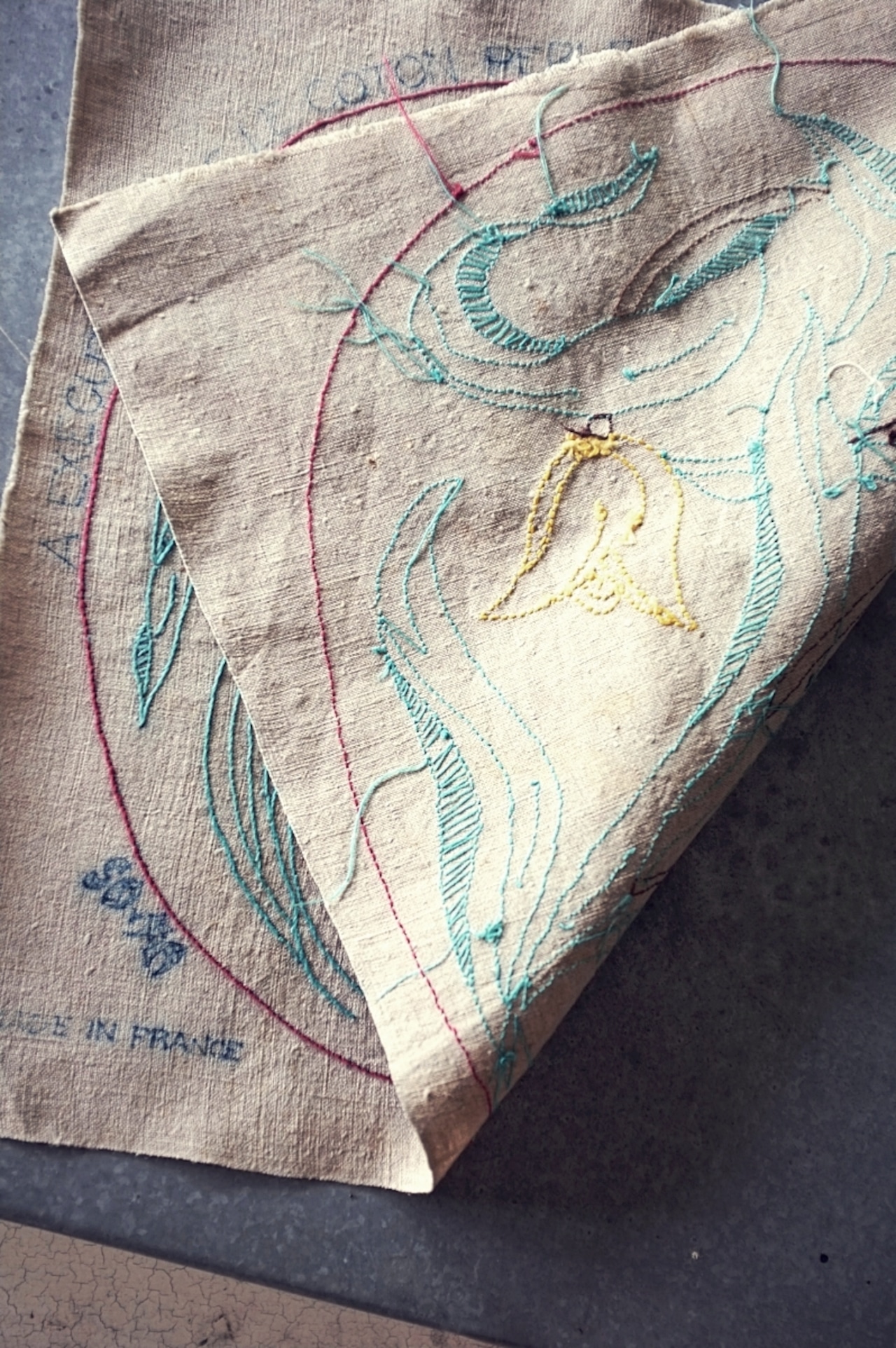 フランス 48c リネン 円宇宙に蠢くチューリップたちと刺繍クロス アンティーク