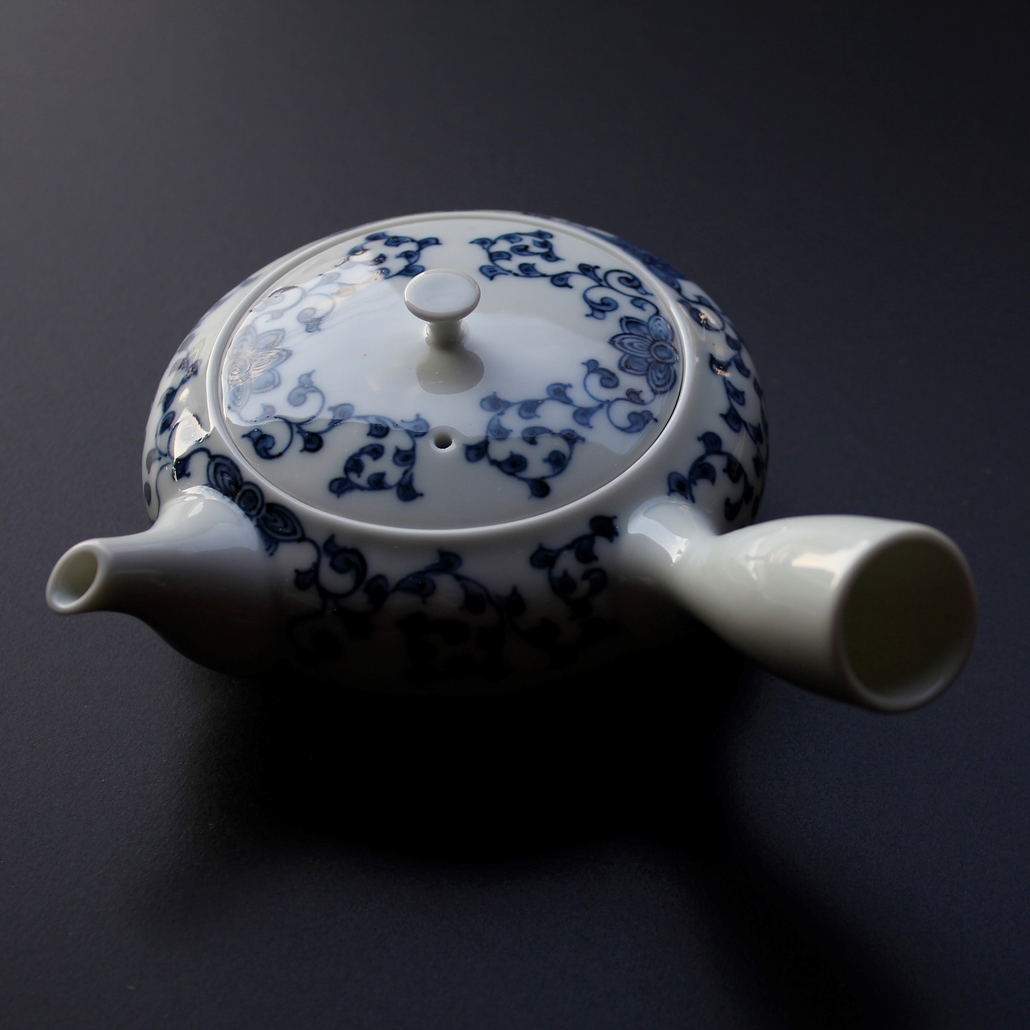 AS 平戸松山 花唐草 玉露急須 | 芦屋貴兆陶家 online shop
