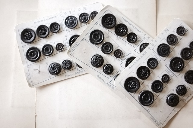 フランス 1900s 幾何学の黒花とgalalithe製ボタンの見本シート アンティーク