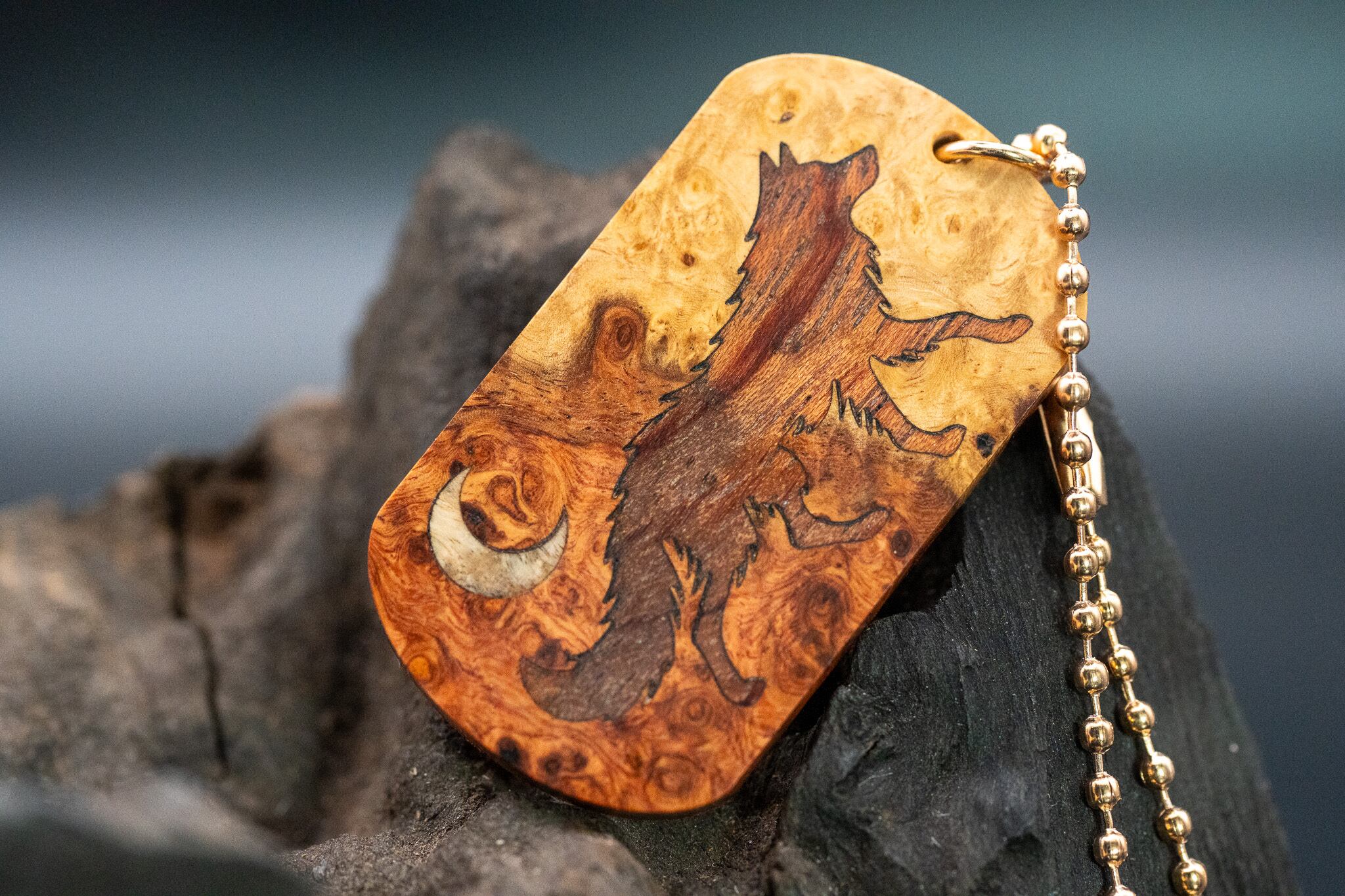 【朱色の銘木】 本花梨瘤 紅白 ドッグタグ 象嵌 闊歩