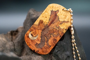 【朱色の銘木】 本花梨瘤 紅白 ドッグタグ 象嵌 闊歩