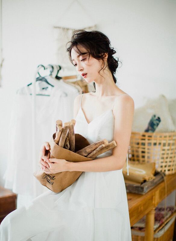 二次会 花嫁 白 ワンピース ウエディングドレスマキシ丈 のしかかる  