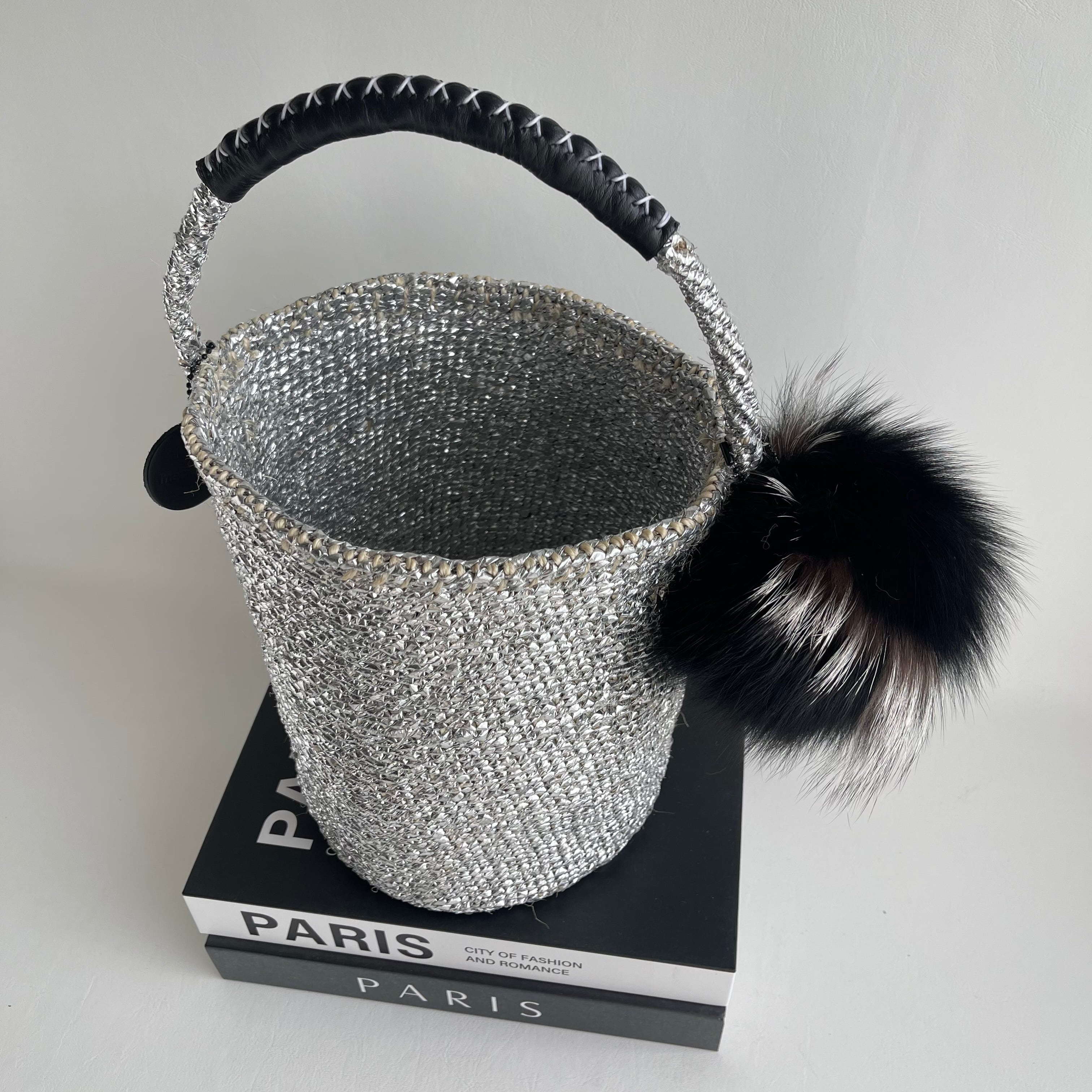 meong blue カゴバッグ　silver×black 公式ファー付 meong blue カゴバッグsilver×black 公式ファー付