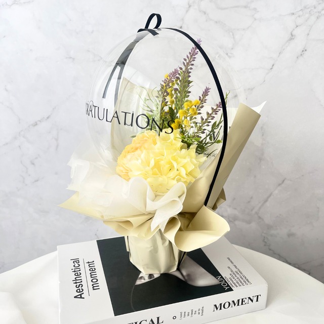 春の陽だまり: ミモザとサテンリボンのバルーンアレンジメント