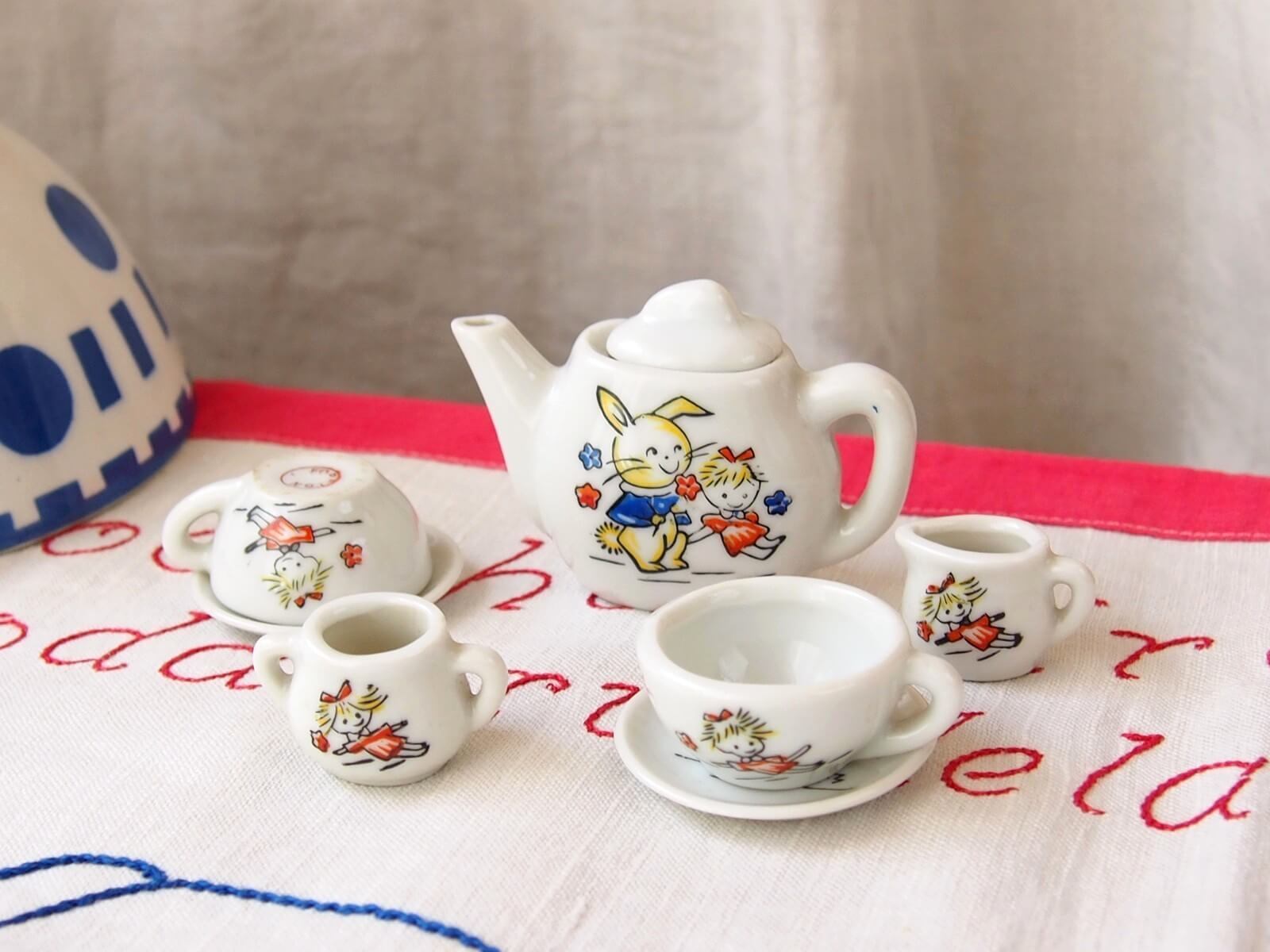 イギリスアンティーク　ミニチュア陶器製ティーセット　ドールハウス用